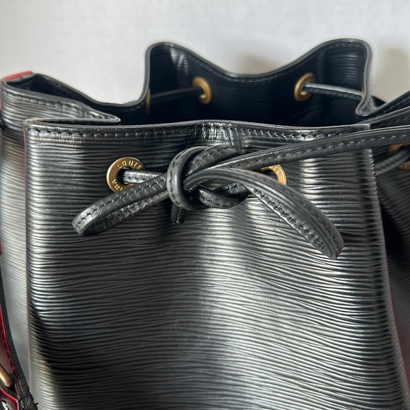 AUTHENTIC LOUIS VUITTON ÉPI NOE BI-COLOUR LEATHER SHOULDER BAG. - Picture 3 of 15